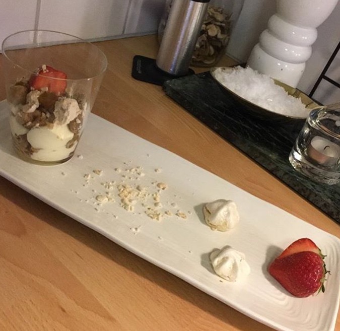 Inkokt rabarber med vit chokladmousse och Kardemummamaränger toppat med kolasmulor och rostad vit choklad Inkokt rabarber med vit chokladmousse och Kardemummamaränger toppat med kolasmulor och rostad vit choklad