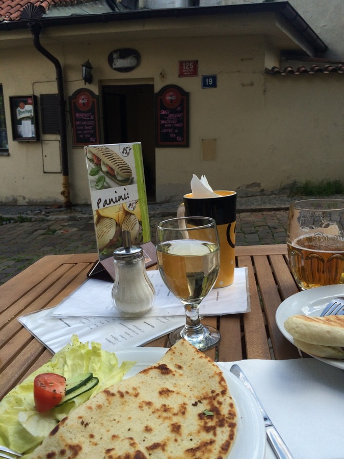 Det här att äta en enkel lunch med ett glas vin och en sejdel öl för 70 kronor Det här att äta en enkel lunch med ett glas vin och en sejdel öl för 70 kronor