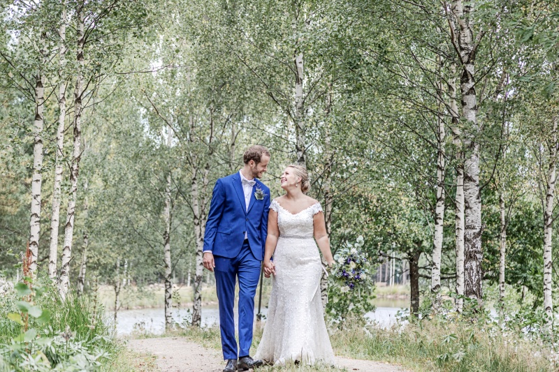 Brudpar gåendes bland björkar under en porträttfotografering. Bröllopsfotograf Åsa Lännerström Brudpar gåendes bland björkar under en porträttfotografering. Bröllopsfotograf Åsa Lännerström