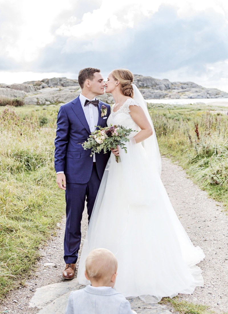 Bröllopspar på klipporna vid havet på Hönö. Bröllopsfotograf Åsa Lännerström Bröllopspar på klipporna vid havet på Hönö. Bröllopsfotograf Åsa Lännerström