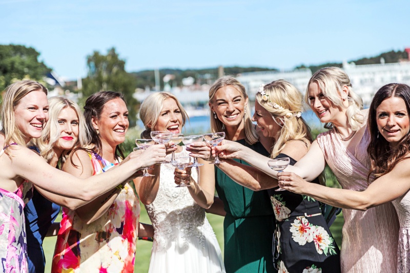 Bruden skålar tillsammans med sina vänninor. Bröllopsfotograf Åsa Lännerström Bruden skålar tillsammans med sina vänninor. Bröllopsfotograf Åsa Lännerström