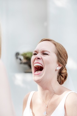 Brud skrattar . Bröllopsfotograf Åsa Lännerström Brud skrattar . Bröllopsfotograf Åsa Lännerström