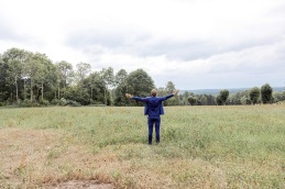 Brudgum ståendes på äng vid uddetorps säteri. Bröllopsfotograf Åsa Lännerström Brudgum ståendes på äng vid uddetorps säteri. Bröllopsfotograf Åsa Lännerström