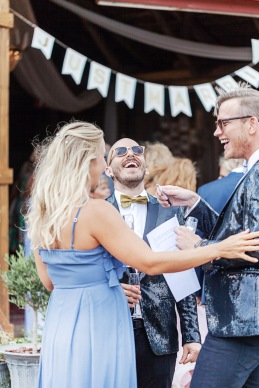 Bröllopsgäster pratar och skrattar på bröllopsfest på uddetorps säteri. Bröllopsfotograf Åsa Lännerström Bröllopsgäster pratar och skrattar på bröllopsfest på uddetorps säteri. Bröllopsfotograf Åsa Lännerström