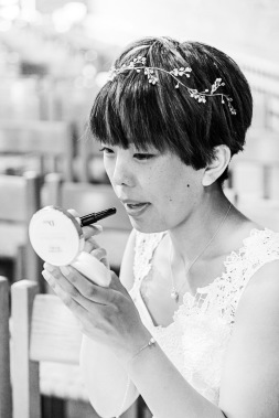 Brud sminkar sig just innan vigsel, svartvit bild. Bröllopsfotograf Åsa Lännerström Brud sminkar sig just innan vigsel, svartvit bild. Bröllopsfotograf Åsa Lännerström