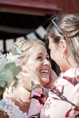 Bröllopsgratulationer efter vigseln på uddetorps säteri. Bröllopsfotograf Åsa Lännerström Bröllopsgratulationer efter vigseln på uddetorps säteri. Bröllopsfotograf Åsa Lännerström