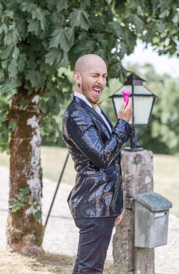 Bröllopsgäst med rosa liten fläkt och glitterkavaj! Bröllopsfotograf Åsa Lännerström Bröllopsgäst med rosa liten fläkt och glitterkavaj! Bröllopsfotograf Åsa Lännerström