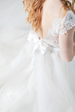 Bröllopsklänning ivory & grace med tyll och spets detaljer, rosett baktill. Bröllopsfotograf Åsa Lännerström Bröllopsklänning ivory & grace med tyll och spets detaljer, rosett baktill. Bröllopsfotograf Åsa Lännerström
