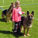 Thea & Enja i barn med hund