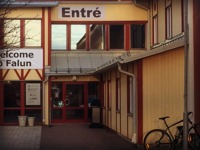 Gå in i entrén vid Falu Tennisklubb. Gå in i entrén vid Falu Tennisklubb.
