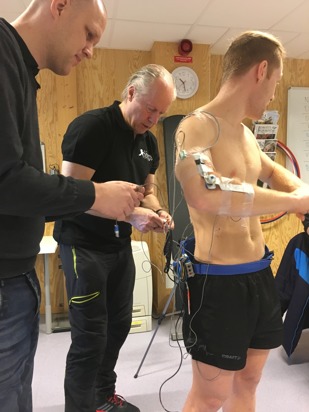 EMG-elektroder tejpas fast på huden ovanför de utvalda musklerna inför valideringen av SkigripTM.