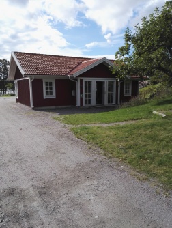 Här på kontoret sitter vi som arbetar i administrationen Här på kontoret sitter vi som arbetar i administrationen