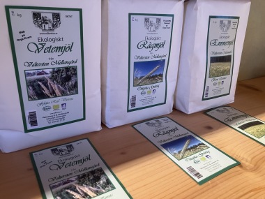 Nu har vi öppnat WEBBUTIK  med vårt mjöl av ekologisk kulturspannmål. Fylgia siktat, Emmer finmalet fullkorn och Östgöta Gråråg stenmalet grovt,  paketpris på alla tre 150 kr,enhetsfrakt tillkommer 100 kr. Mer info om mjölet kommer i webbutiken snart. Det går fortfarande handla direkt här, efter kontakt 0730-643730.