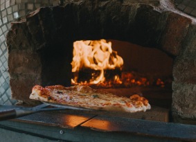 Napolitansk Pizza från vår vedeldade stenugn.