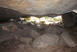 Det väldiga klippblocket vilar på flera mindre stenar