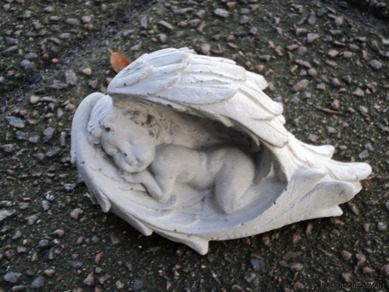 Sovande ängeln skulptur i cement pris 50 kr.