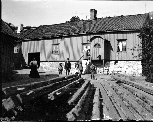 Gården på Västra gatan 43 vid sekelskiftet 1900