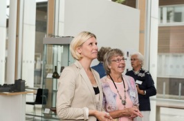 Elisabeth Mattsson och Verna Rydén beundrar den nya gobelängen