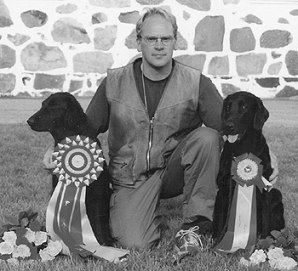 Anders Erkisson med SJCh Keca’s Tjuvskata och SJCh Matsbokurvans RC Monark! Anders Erkisson med SJCh Keca’s Tjuvskata och SJCh Matsbokurvans RC Monark!