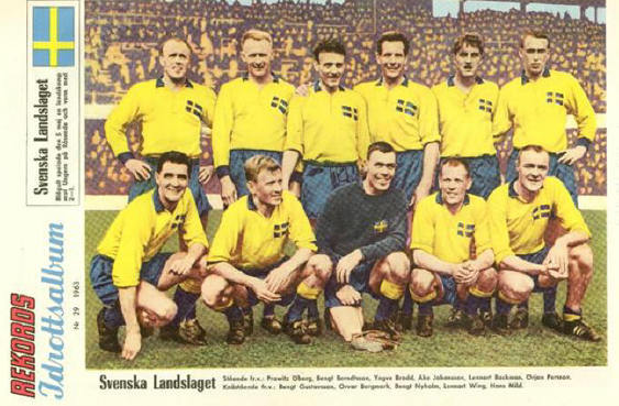 Det starka svenska landslaget 1963 mot Ungern, st fr v Prawitz Öberg, Bengt "Fölet" Berntsson, Yngve Brodd, Åke "Bajdoff" Johansson, Lennart Backman, Örjan Persson. Knäst fr v Bengt "Julle" Gustavsson, Orvar Bergmark, Bengt "Zamora" Nyholm, Lennart Wing, Hans "Tjalle" Mild.