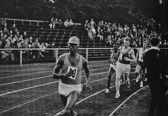 Keino i täten vid rekordloppet på 3000 m i Helsingborg, iförd sin karakteristiska brandgula keps. När det återstod två varv tog han av sig kepsen, för att rusa vidare i världsrekordtempo. Observera de glest besatta åskådarläktarna, endast 1814 betalande åskådare. Men arrangerande IFK Helsingborg menade ändå på att det var en "fantastisk propaganda för friidrott och en av våra uppgifter är ju att bredda sporten och föra den framåt."