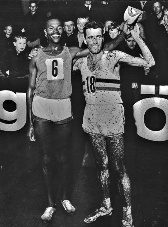 Kipchonge Keino och Gaston Roelants efter 5000 m-loppet på Stadions regntunga banor