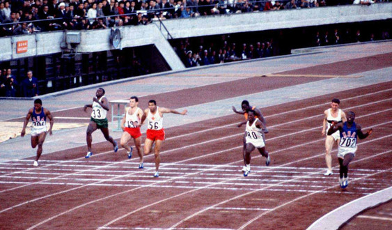 100 m-finalen i Tokyo. Bob Hayes (längst t.h.) vinner före kubanen Henrique Figuerola (helvit) och kanadensaren Harry Jerome (nr 56 i mitten).