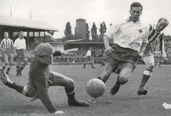 Ett samspelt par - Bengt "Zamora" Nyholm och Åke "Bajdoff" Johansson, både i IFK Norrköping och landslaget. De båda gjorde nästan 600 matcher tillsammans och var ett "radarpar" i försvarsspelet. "Bajdoff" fick Guldbollen 1957 och att inte "Bajdoff" fick vara med i VM 1958 brukar legendaren Putte Kock kalla "Svensk fotbolls största misstag"