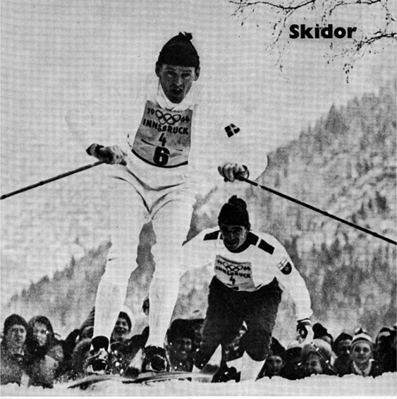 Assar Rönnlund på väg mot stafettguldet före jagande finnen Eero Mäntyranta i OS 1964 i Innsbruck