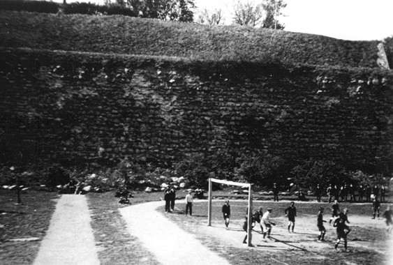 På den gamla goda tiden - fotbollsspel i Vallgraven