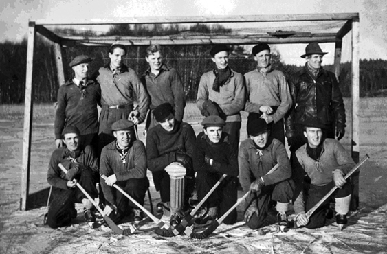 En bild från förr - IFK Varbergs bandylag från femtiotalet. St fr v John Bengtsson, Bengt Öborn, Erik Paulsson, Olle Bengtsson, Hilding Johansson, Åke "Primus" Börjesson (lagledare). Knäst fr v Nils Nilsson, Carl-Erik Boman, Åke Paulsson, Alle Börjesson, Sune "Gassa" Hansson, Olle "Bösen" Bengtsson. I "Varbergsidrotten 2012" kan du läsa mer om IFK Varberg - laget som försvann, men kom igen, men försvann igen ...