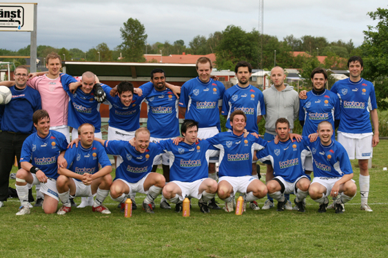 Från vanligtvis välunderrättat håll har vi hört att IFK Varberg skall sluta (igen – förra gången var 1969) Vi passar därför på att presentera ett av de senare IFK-lagen. Året är 2007 – eller 2008? Laget: stående fr v Sebastian Österberg, Andreas Alvarsson, Johnny Ljungberg, Emil Karlsson, Magnus Juhlin, Henrik Tingstorp, Alexander Curcic, Emanuel Andersson, Jonas Silverby, Tobias Hulthén. Knästående fr v Jens Keller, Martin Andrén, Christian Härdeman, Jesper Johansson, Mathias Alvarsson, Mikael Nilsson, Olof Claesson