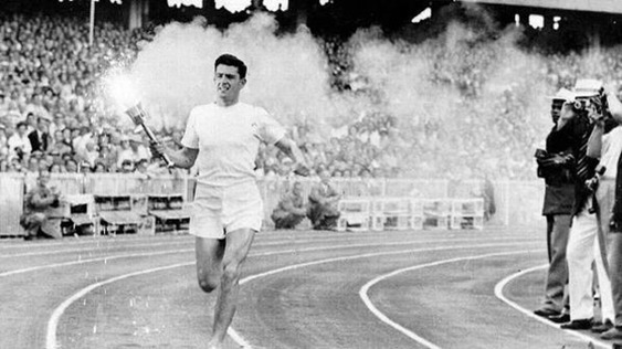 Ron Clarke som nittonåring på väg att tända den Olympiska elden i Melbourne 1956