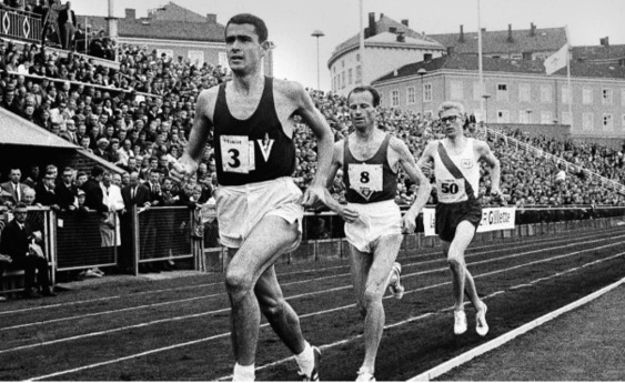 Starten har gått för 10000 m på Bislett 14 juli 1965. Clarke-Hogan-Börsen