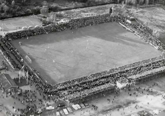 Ett fullsatt Grimsborg  vid kvalmatchen mot Brage - 15 520 åskådare.