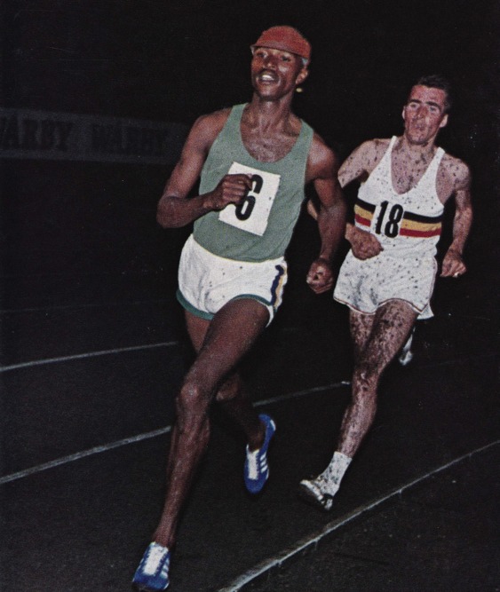 Världsrekordhållare på 3 000 m; Kipchoge Keino, Kenya (utan hinder), Gaston Roelants, Belgien, (med hinder).