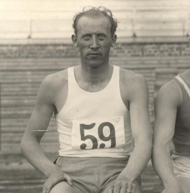 Erik "Spänst" Svensson från Falkenberg -- ende hallänning som tagit medalj i friidrott när han 1932 i Los Angeles blev trea på 15,32 (svenskt rekord).