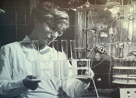 Tekn. lic. Kirsti Granath i Dextranlaboratoriet 1958