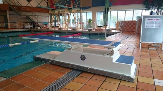 (Minisvikt typ 1) för max 80 kg ) Här den stora Minisvikten i Sydpoolen. Man har laminerat den med silvertejp för att undvika skador när man kör den genom dörrar..... (Minisvikt typ 1) för max 80 kg ) Här den stora Minisvikten i Sydpoolen. Man har laminerat den med silvertejp för att undvika skador när man kör den genom dörrar.....