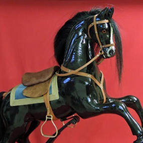 Svart gunghäst