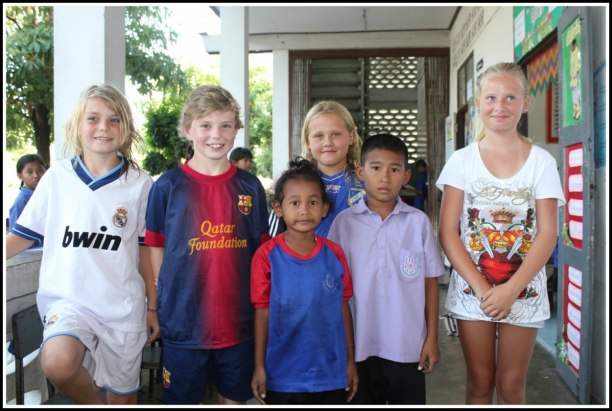 Matthias, Philip, Min, Evelina, Mon och Vendela tillsammans med våra fadderbarn i Huay Yang skolan