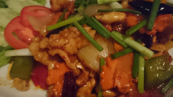 Gai Phad Med Mamung Himmaphan vilket på svenska är stekt kyckling med grönsaker och cashewnötter