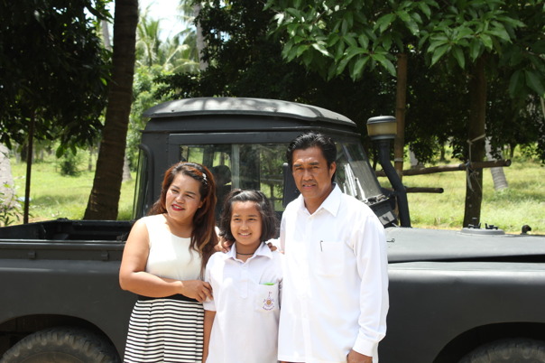 Nong, Mää dotter till den handikappade kvinnan och mr Metha director of Ban Thung Yao School