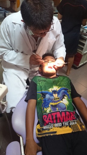 Rengöring av tänderna. En riktig liten hjälte som inte knystade ett ljud fast det nog kändes när tandstenen togs bort med ultraljud.