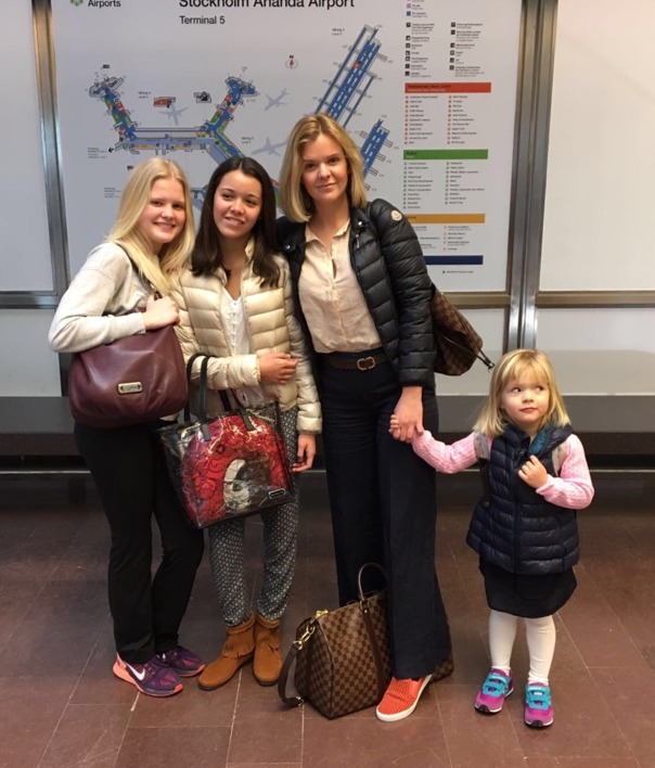 Här väntar tjejgänget Thea, Nannie, Jessica och lilla Allie på att få stiga ombord på Thai Airways mot Bangkok