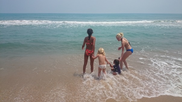 Här badar Nannie, Allie och Thea med den lille thaiilänska pojken Kristoffer nedanför Goy och Christers restarang.