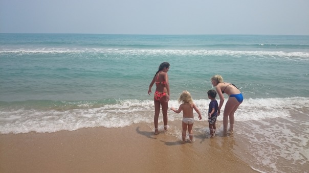 Nannie, Allie, Christoffer och Thea badar på stranden vid Goj och Christers restaurang