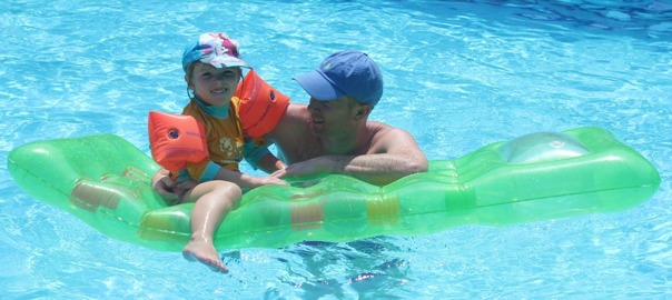 Allie badar med pappa istället.