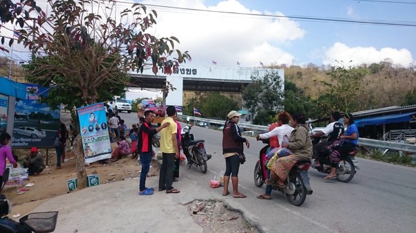 Burmaneser kommer över gränsen och säljer varor