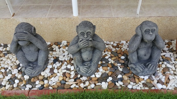 Våra tre apor - inte se (något ont), inte säga (något ont) och inte höra (något ont) sitter kvar